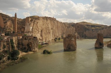 Hasankeyf, Türkiye'nin güneydoğusundaki Batman ilinin Dicle Nehri kıyısında yer alan antik bir ilçe ve ilçedir. Doğal koruma olarak ilan edildi..