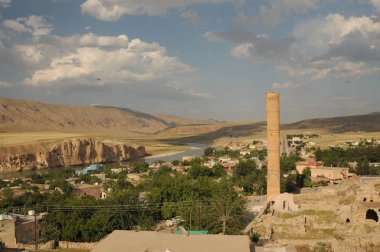 Hasankeyf, Türkiye'nin güneydoğusundaki Batman ilinin Dicle Nehri kıyısında yer alan antik bir ilçe ve ilçedir. Doğal koruma olarak ilan edildi..