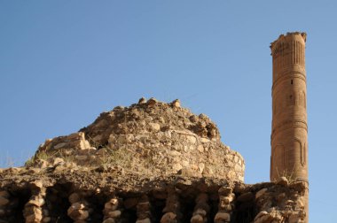 Hasankeyf, Türkiye'nin güneydoğusundaki Batman ilinin Dicle Nehri kıyısında yer alan antik bir ilçe ve ilçedir. Doğal koruma olarak ilan edildi..