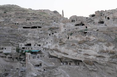Hasankeyf, Türkiye'nin güneydoğusundaki Batman ilinin Dicle Nehri kıyısında yer alan antik bir ilçe ve ilçedir. Doğal koruma olarak ilan edildi..