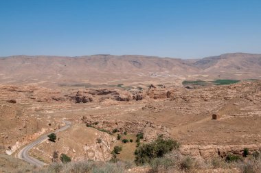 Hasankeyf, Türkiye'nin güneydoğusundaki Batman ilinin Dicle Nehri kıyısında yer alan antik bir ilçe ve ilçedir. Doğal koruma olarak ilan edildi..