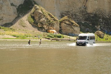 Hasankeyf, Türkiye'nin güneydoğusundaki Batman ilinin Dicle Nehri kıyısında yer alan antik bir ilçe ve ilçedir. Doğal koruma olarak ilan edildi..