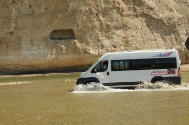 Hasankeyf, Türkiye'nin güneydoğusundaki Batman ilinin Dicle Nehri kıyısında yer alan antik bir ilçe ve ilçedir. Doğal koruma olarak ilan edildi..