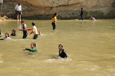 Hasankeyf, Türkiye'nin güneydoğusundaki Batman ilinin Dicle Nehri kıyısında yer alan antik bir ilçe ve ilçedir. Doğal koruma olarak ilan edildi..
