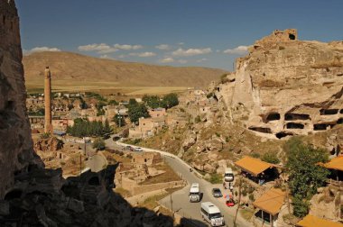 Hasankeyf, Türkiye'nin güneydoğusundaki Batman ilinin Dicle Nehri kıyısında yer alan antik bir ilçe ve ilçedir. Doğal koruma olarak ilan edildi..