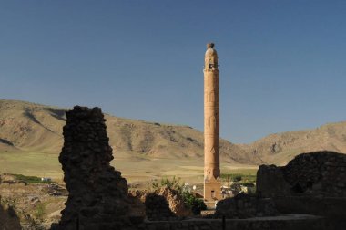 Hasankeyf, Türkiye'nin güneydoğusundaki Batman ilinin Dicle Nehri kıyısında yer alan antik bir ilçe ve ilçedir. Doğal koruma olarak ilan edildi..