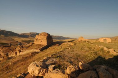 Hasankeyf, Türkiye'nin güneydoğusundaki Batman ilinin Dicle Nehri kıyısında yer alan antik bir ilçe ve ilçedir. Doğal koruma olarak ilan edildi..