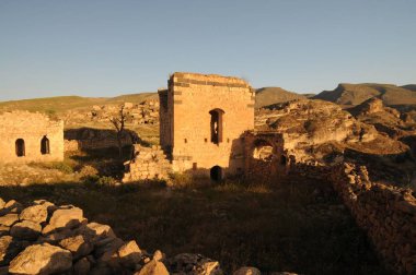 Hasankeyf, Türkiye'nin güneydoğusundaki Batman ilinin Dicle Nehri kıyısında yer alan antik bir ilçe ve ilçedir. Doğal koruma olarak ilan edildi..