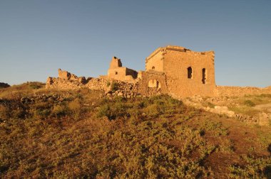Hasankeyf, Türkiye'nin güneydoğusundaki Batman ilinin Dicle Nehri kıyısında yer alan antik bir ilçe ve ilçedir. Doğal koruma olarak ilan edildi..