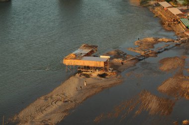 Hasankeyf, Türkiye'nin güneydoğusundaki Batman ilinin Dicle Nehri kıyısında yer alan antik bir ilçe ve ilçedir. Doğal koruma olarak ilan edildi..