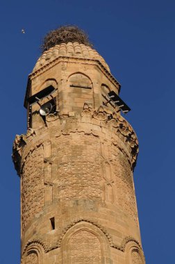 Hasankeyf, Türkiye'nin güneydoğusundaki Batman ilinin Dicle Nehri kıyısında yer alan antik bir ilçe ve ilçedir. Doğal koruma olarak ilan edildi..