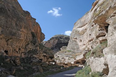 Hasankeyf, Türkiye'nin güneydoğusundaki Batman ilinin Dicle Nehri kıyısında yer alan antik bir ilçe ve ilçedir. Doğal koruma olarak ilan edildi..