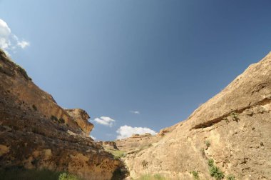 Hasankeyf, Türkiye'nin güneydoğusundaki Batman ilinin Dicle Nehri kıyısında yer alan antik bir ilçe ve ilçedir. Doğal koruma olarak ilan edildi..