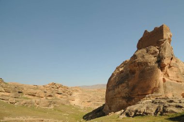 Hasankeyf, Türkiye'nin güneydoğusundaki Batman ilinin Dicle Nehri kıyısında yer alan antik bir ilçe ve ilçedir. Doğal koruma olarak ilan edildi..