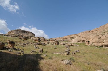 Hasankeyf, Türkiye'nin güneydoğusundaki Batman ilinin Dicle Nehri kıyısında yer alan antik bir ilçe ve ilçedir. Doğal koruma olarak ilan edildi..