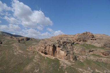 Hasankeyf, Türkiye'nin güneydoğusundaki Batman ilinin Dicle Nehri kıyısında yer alan antik bir ilçe ve ilçedir. Doğal koruma olarak ilan edildi..