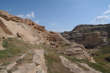Hasankeyf, Türkiye'nin güneydoğusundaki Batman ilinin Dicle Nehri kıyısında yer alan antik bir ilçe ve ilçedir. Doğal koruma olarak ilan edildi..