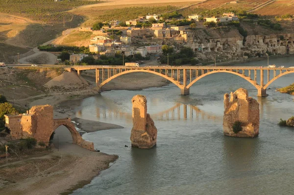 Hasankeyf Est Une Ancienne Ville District Situé Long Tigre Dans Photos De Stock Libres De Droits