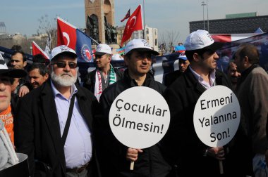 26 Şubat 2012 İstanbul Türkiye.Taksim Meydanı'nda Hocalı trajedisini protesto eden protestocular Azerbaycan'da Ermeniler tarafından yaşandı..