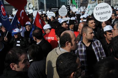 26 Şubat 2012 İstanbul Türkiye.Taksim Meydanı'nda Hocalı trajedisini protesto eden protestocular Azerbaycan'da Ermeniler tarafından yaşandı..