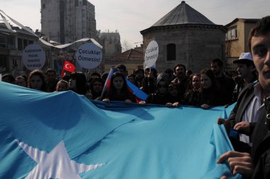 26 Şubat 2012 İstanbul Türkiye.Taksim Meydanı'nda Hocalı trajedisini protesto eden protestocular Azerbaycan'da Ermeniler tarafından yaşandı..
