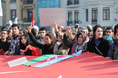 26 Şubat 2012 İstanbul Türkiye.Taksim Meydanı'nda Hocalı trajedisini protesto eden protestocular Azerbaycan'da Ermeniler tarafından yaşandı..