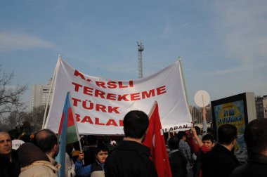 26 Şubat 2012 İstanbul Türkiye.Taksim Meydanı'nda Hocalı trajedisini protesto eden protestocular Azerbaycan'da Ermeniler tarafından yaşandı..