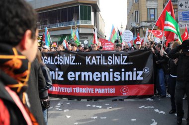 26 Şubat 2012 İstanbul Türkiye.Taksim Meydanı'nda Hocalı trajedisini protesto eden protestocular Azerbaycan'da Ermeniler tarafından yaşandı..