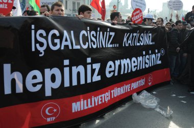 26 Şubat 2012 İstanbul Türkiye.Taksim Meydanı'nda Hocalı trajedisini protesto eden protestocular Azerbaycan'da Ermeniler tarafından yaşandı..