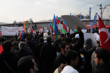 26 Şubat 2012 İstanbul Türkiye.Taksim Meydanı'nda Hocalı trajedisini protesto eden protestocular Azerbaycan'da Ermeniler tarafından yaşandı..