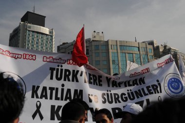 26 Şubat 2012 İstanbul Türkiye.Taksim Meydanı'nda Hocalı trajedisini protesto eden protestocular Azerbaycan'da Ermeniler tarafından yaşandı..
