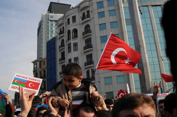 2012年2月26日 イスタンブール トルコ タクシム広場での抗議者は アルメニア人によってアゼルバイジャンで起こったコジャリーの悲劇に抗議する — ストック写真