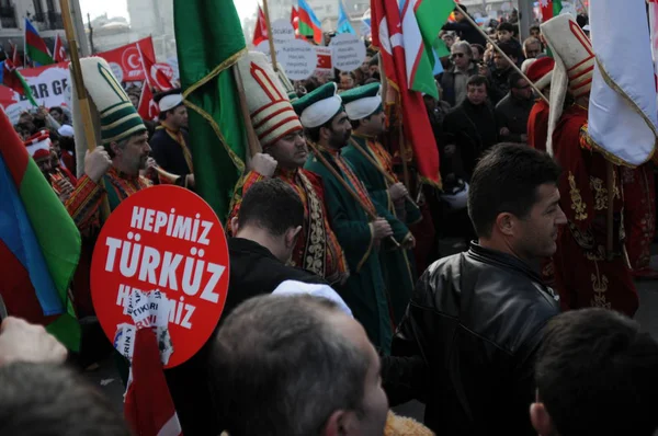 2012年2月26日 土耳其伊斯坦布尔 塔克西姆广场的抗议者抗议亚美尼亚人在阿塞拜疆发生的霍贾里惨案 — 图库照片