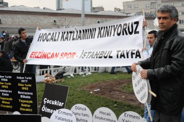 26 Şubat 2012 İstanbul Türkiye.Taksim Meydanı'nda Hocalı trajedisini protesto eden protestocular Azerbaycan'da Ermeniler tarafından yaşandı..