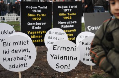 26 Şubat 2012 İstanbul Türkiye.Taksim Meydanı'nda Hocalı trajedisini protesto eden protestocular Azerbaycan'da Ermeniler tarafından yaşandı..