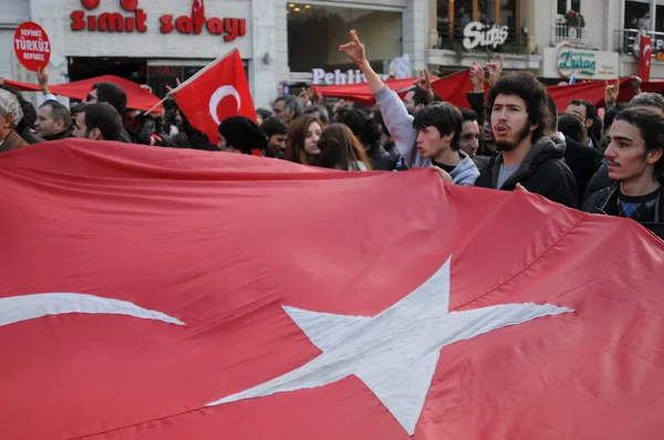 Fevereiro 2012 Istanbul Turquia Manifestantes Praça Taksim Protestando Contra Tragédia — Fotografia de Stock