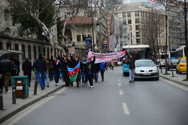 2014年2月23日 土耳其伊斯坦布尔的抗议者在塔克西姆广场抗议亚美尼亚人对阿塞拜疆土耳其人发生的霍贾里悲剧 — 图库照片