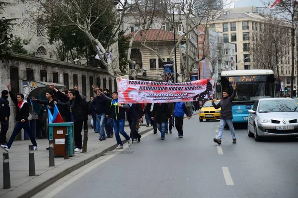 Φεβρουάριος 2014 Κωνσταντινούπολη Τουρκία Διαδηλωτές Βρίσκονται Στην Πλατεία Ίσταρ Διαμαρτυρόμενοι — Φωτογραφία Αρχείου