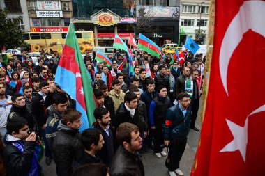 23 Şubat 2014 İstanbul Türkiye.Protestocular, Azerbaycan'da Ermeniler tarafından Türklere karşı yaşanan Hocalı trajedisini protesto etmek için Taksim Meydanı'nda.