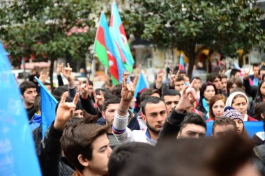 23 Şubat 2014 İstanbul Türkiye.Protestocular, Azerbaycan'da Ermeniler tarafından Türklere karşı yaşanan Hocalı trajedisini protesto etmek için Taksim Meydanı'nda.