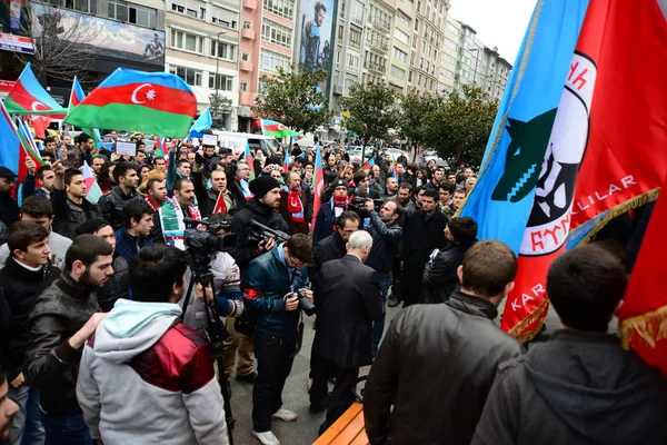 23 Şubat 2014 İstanbul Türkiye.Protestocular, Azerbaycan'da Ermeniler tarafından Türklere karşı yaşanan Hocalı trajedisini protesto etmek için Taksim Meydanı'nda.