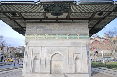 Tophane Çeşmesi Sebil, gezginler için içme suyu sağlamak için bir kamu çeşme ve dua insanların ritüel yıkama ihtiyaçları için akan su.