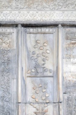 Tophane Çeşmesi (Türkçe: Tophane Çeşmesi)Sebil, gezginleriçin içme suyu sağlamak ve insanların ayinsel yıkama ihtiyaçları için akan su sağlamak için halka açık bir çeşme.