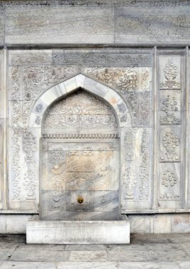 Tophane Çeşmesi (Türkçe: Tophane Çeşmesi)Sebil, gezginleriçin içme suyu sağlamak ve insanların ayinsel yıkama ihtiyaçları için akan su sağlamak için halka açık bir çeşme.