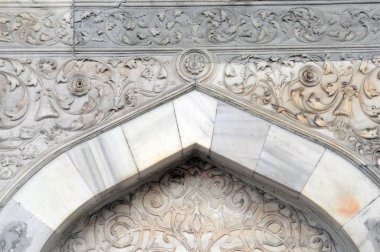 Tophane Çeşmesi (Türkçe: Tophane Çeşmesi)Sebil, gezginleriçin içme suyu sağlamak ve insanların ayinsel yıkama ihtiyaçları için akan su sağlamak için halka açık bir çeşme.