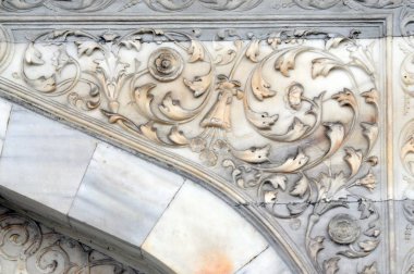 Tophane Çeşmesi (Türkçe: Tophane Çeşmesi)Sebil, gezginleriçin içme suyu sağlamak ve insanların ayinsel yıkama ihtiyaçları için akan su sağlamak için halka açık bir çeşme.