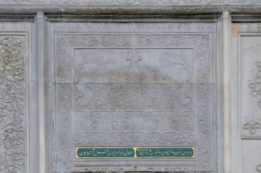 Tophane Çeşmesi (Türkçe: Tophane Çeşmesi)Sebil, gezginleriçin içme suyu sağlamak ve insanların ayinsel yıkama ihtiyaçları için akan su sağlamak için halka açık bir çeşme.