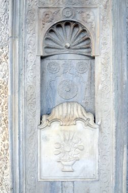 Tophane Çeşmesi (Türkçe: Tophane Çeşmesi)Sebil, gezginleriçin içme suyu sağlamak ve insanların ayinsel yıkama ihtiyaçları için akan su sağlamak için halka açık bir çeşme.