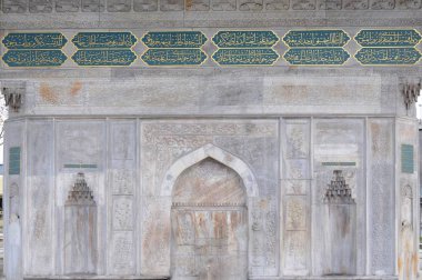 Tophane Çeşmesi (Türkçe: Tophane Çeşmesi)Sebil, gezginleriçin içme suyu sağlamak ve insanların ayinsel yıkama ihtiyaçları için akan su sağlamak için halka açık bir çeşme.