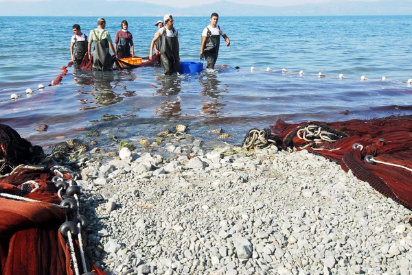 stock image SEPTEMBER 02,2008 IZNIK BURSA TURKEY.Coastal fishing.Fisherman taking the net in the Lake Iznik.